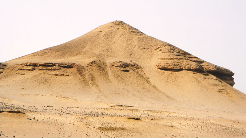 Uma das quatro pirâmides descobertas em Abu Sidhum com marcas de erosão por água.