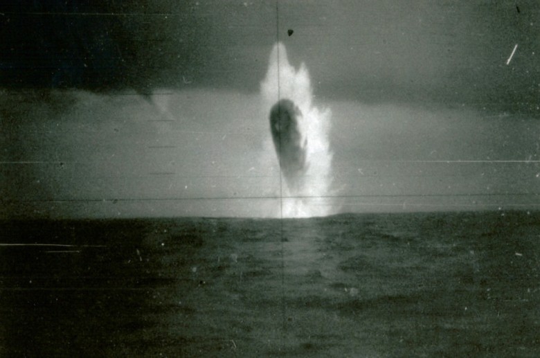 FOTO tomada en el océano Atlántico, Marzo de 1971 por el submarino estadounidense USS Trepang (SSN 674)