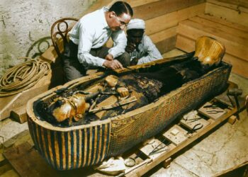The discovery of Tutankhamun in color pictures, 1922