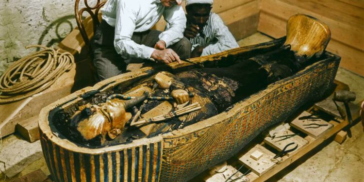 The discovery of Tutankhamun in color pictures, 1922