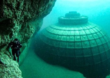 Huge Miles Long Structure Has Been Detected Moving On The Ocean Floor