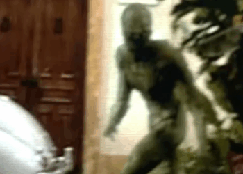 23 Years Later, 1 of the Scariest Moments in Horror Movie History Is Still This Single 10-Second Scene in Signs